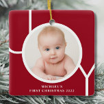 Personligt Baby Första julfoto Rött foto Julgransprydnad Keramik<br><div class="desc">Den här snyggten dekoreras Baby första julfoto Ornament med ord JOY i vitt på röd bakgrund. Anpassade enkelt med ditt foto och namn.</div>
