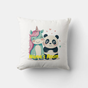 Personligt barnrum med enhörning och panda kudde
