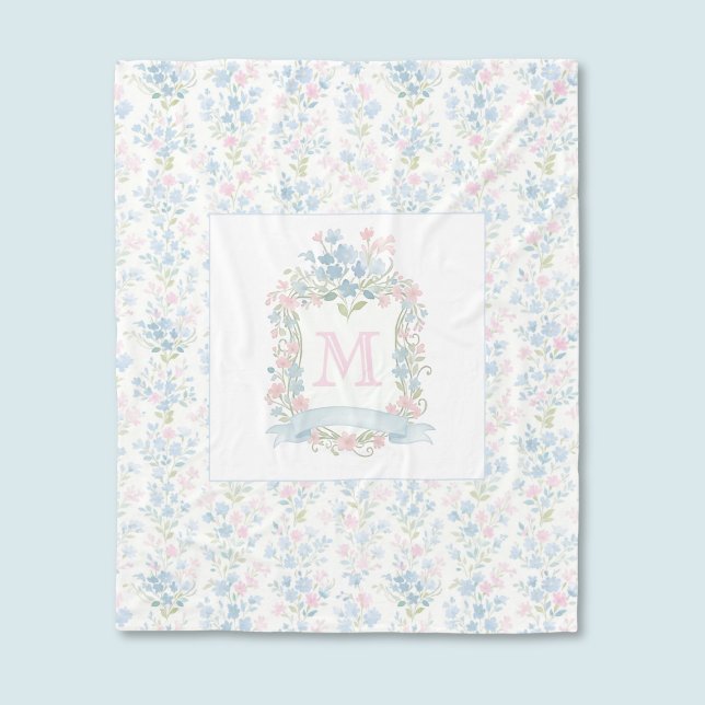 Personligt blomsterakvarell fleecefilt (vintage preppy coquette grandmillennial pastel floral fleece blanket with custom monogram initial)