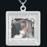 Personligt bröllp-/brud minnessakhalsband silverpläterat halsband<br><div class="desc">Söten personlighalsband,  gör en fundersam gåva för den nya bruden.  Jamie Wogan Edwards</div>