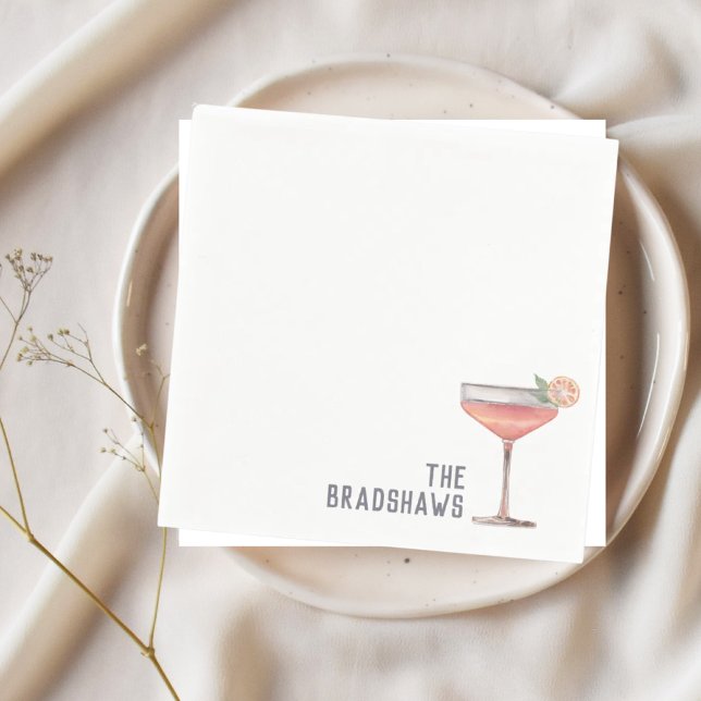 Personligt bröllp Napkins Rosa Cocktail Hour Pappersservett (Custom last name cocktail napkins with pink drink)