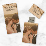 Personligt bröllp Photo Monogram Trä USB-minne<br><div class="desc">Den här anpassningsbarna är en USB-flash-enhet av trä som är en tidlös nyckelkomponent, personlig med dina bröllop-foton och utskriven med ditt monogram. Den är gjord av naturligt trä och kombinerar elegans och funktionalitet och bevarar dina omhuldade minnen i en vacker, naturlig design. Perfekt för att dela med nära och kära...</div>
