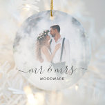 Personligt bröllp Photo Mr. och Mrs. Grått Script Julgransprydnad Keramik<br><div class="desc">Fira din bröllop med detta vackra prydnadsföremål,  med frasen "Mr & Mrs" i elegant charcol grått handskriftskript med dekorationer i början och slutet. Anpassa det med ditt efternamn i sans serif-teckensnitt och ersätt exempelbilden med ditt favoritfoto från bröllop. Ett vitt övertoningsfilter hjälper till att göra så att texten visas.</div>