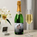 Personligt bröllp Photo Personlig<br><div class="desc">Anpassa den moderna bröllop-designen med ett foto av bruden och brudgummen,  tillsammans med namn i handskriftsskript för elegant och bröllop nedan. Ett svart övertoningsfilter hjälper till att få vit text att dyka upp.</div>