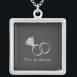 Personligt bröllp Ring Necklace Silverpläterat Halsband<br><div class="desc">Anpassningsbarnas halsband med bröllop ringar,  inklusive diamanten och bandet. Underbar gåva till bruden.</div>