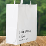 Personligt bröllp Välkommen Återanvändbar Påse<br><div class="desc">Vi presenterar vår mottagande Tack Tote Bag i Personligt bröllp - en perfekt blandning av modern elegans och enkelhet. Designad med en minimalistisk estetik är den här mångsidiga tonen en idealisk gåva till dina bröllop-gäster eller brudens sida. Oavsett om du är tittar att skapa en minnesvärd välkomstupplevelse, uttrycka tacksamhet eller...</div>