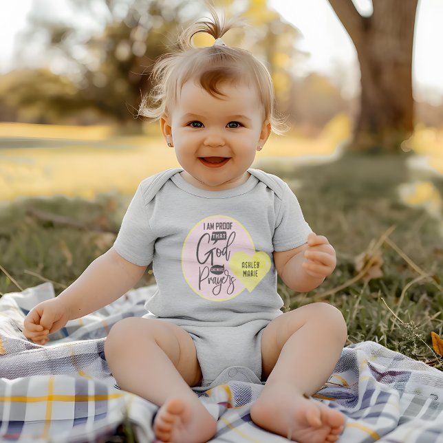 Personligt citat Gud svarar böner  T Shirt (Personalized Quote God Answers Prayers Baby Bodysuit)