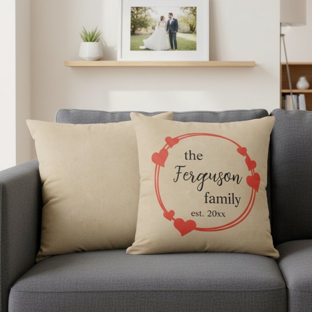 Personligt familjenamn med bröllopsår kudde (Romantic personalized wedding gift idea - romantic family name throw pillow.)
