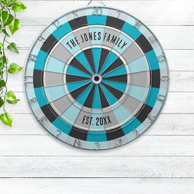 Personligt familjenamn och år Modern blå Darttavla (A stylish dartboard with cool dark blue and teal design, with custom name and "established" date)