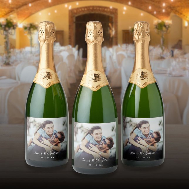 Personligt fotoskriptnamn datum Modern (Personalized Photo Script Name Date Modern Sparkling Wine Label)