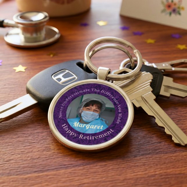 Personligt glatt sjuksköterskepresent åt pensioner rund silverfärgad nyckelring (Personalized Happy Nurse Retirement Gifts Violet Keychain)