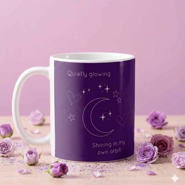 Personligt himmelskt designkaffemugg kaffemugg (Purple coffee mug with line art crescent moon, stars, hearts and customizable texts.)