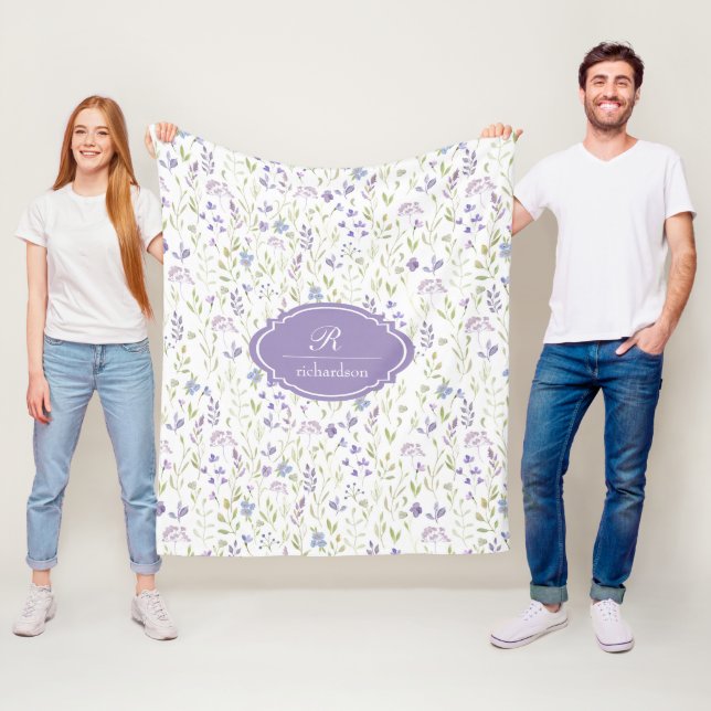 Personligt lila blomster monogram fleecefilt (På plats)