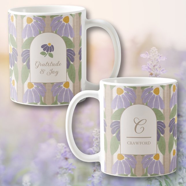 Personligt märkt blomsterrandig mugg – Personlig g (Monogrammed Purple Bloom Striped Mug with Custom Inspirational Quote)