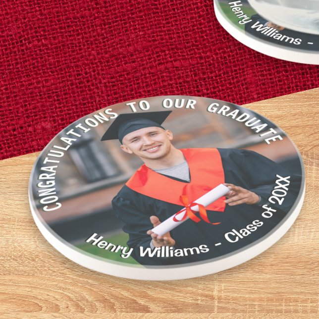Personligt minne av examensfoto underlägg (A coaster for graduation day with custom photo, name, 'class of' year and congratulations message)