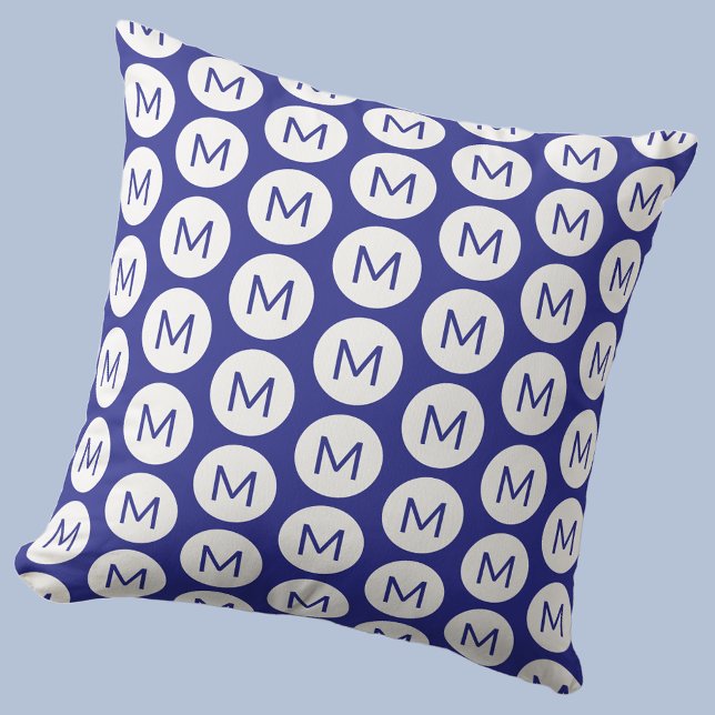 Personligt monogram initial bokstavsmönster i blåt kudde (Polka dot spot pattern modern monogram initial personalized pillow In blue and white)