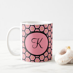 Personligt monogram med rosa och svart blommig des kaffemugg