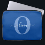 Personligt monogram skriptnamn Blå vit Laptop Fodral<br><div class="desc">Denna eleganta monogram- och stiliga skriptnamnsdesign kan ges som en present till en födelsedag, bröllop, brudshow, årsdag, mors dag eller någon annan tillställning. Det kan anpassas med personens initial och namn. Du kan ändra teckensnitt, teckensnittsfärg, teckensnittsstorlek och bakgrundsfärg med hjälp av designverktyget. Teckensnittsstorleken måste minskas för initialerna J och Q....</div>