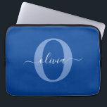 Personligt monogram skriptnamn Blå vit Laptop Fodral<br><div class="desc">Denna eleganta monogram och stilfulla skriptnamnsdesign kan ges som en present för en födelsedag, bröllop, brudshow, årsdag, mors dag eller någon annan tillställning. Det kan anpassas med personens initial och namn. Du kan ändra typsnitt, typsnittsfärg, typsnittsstorlek och bakgrundsfärg med hjälp av Designverktyget. Typsnittsstorleken måste minskas för initialerna J och Q....</div>