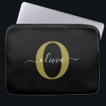 Personligt monogram skriptnamn svart vitt guld laptop fodral<br><div class="desc">Denna eleganta monogram- och stiliga skriptnamnsdesign kan ges som en present till en födelsedag, bröllop, brudshow, årsdag, mors dag eller någon annan tillställning. Det kan anpassas med personens initial och namn. Du kan ändra typsnitt, typsnittsfärg, typsnittsstorlek och bakgrundsfärg med hjälp av Designverktyget. Typsnittsstorleken måste minskas för initialerna J och Q....</div>