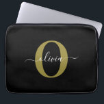 Personligt monogram skriptnamn svart vitt guld laptop fodral<br><div class="desc">Denna eleganta monogram- och stiliga skriptnamnsdesign kan ges som en present till en födelsedag, bröllop, brudshow, årsdag, mors dag eller någon annan tillställning. Det kan anpassas med personens initial och namn. Du kan ändra typsnitt, typsnittsfärg, typsnittsstorlek och bakgrundsfärg med hjälp av Designverktyget. Typsnittsstorleken måste minskas för initialerna J och Q....</div>