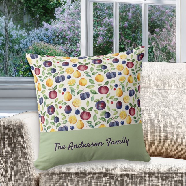 Personligt mönster med frukter och blad kudde (A stylish throw pillow with custom family name, with fruits and leaves pattern)
