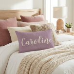 Personligt namn Dammtorrt Lila Minimalistisk Skrif Prydnadskudde<br><div class="desc">Lägg till en personlig touch i ditt utrymme med denna eleganta anpassade namnaccentkudde. Med en mjuk, dämpad lila bakgrund och stilfull skrifttypografi är denna kudde perfekt för sovrum, vardagsrum, studentrum eller barnkammare. En genomtänkt och unik present för födelsedagar, inflyttningar eller speciella tillfällen. Anpassa den med valfritt namn för en mysig,...</div>