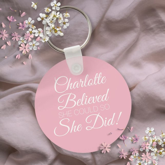 Personligt namn hon trodde skript rosa nyckelring (Personalized Name She Believed Script Pink Keychain)