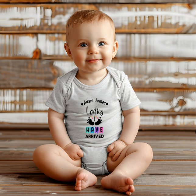 Personligt presentgåva med citat "Ladies I Have Ar T Shirt (Ladies I Have Arrived Personalized Quote Gift Baby Bodysuit)