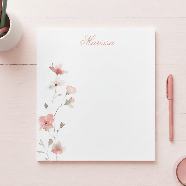 Personligt rosa blommönstrat anteckningsblock (coral blush pink wildflower notepad with custom name monogram in elegant calligraphy script)