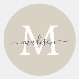 Personligt skriptnamn Monogram Varm Beige Runt Klistermärke