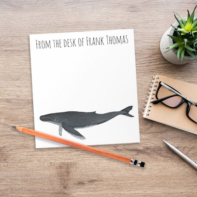Personligt skrivbord med puckelryggad val vid kust anteckningsblock (Personalized humpback whale desk stationery with coastal ocean theme design.)
