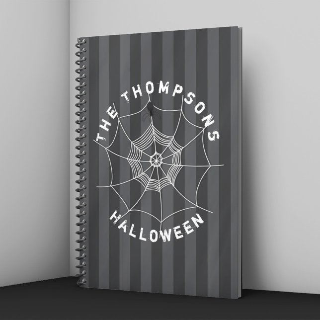 Personligt Spindelnäts Halloween-block Anteckningsbok (Personalized Halloween notebook with spider web and spider on dark striped background.)