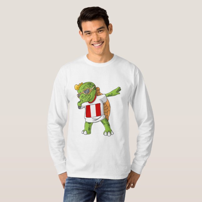 Peru Dabbing Sköldpadda T-Shirt (Hel framsida)