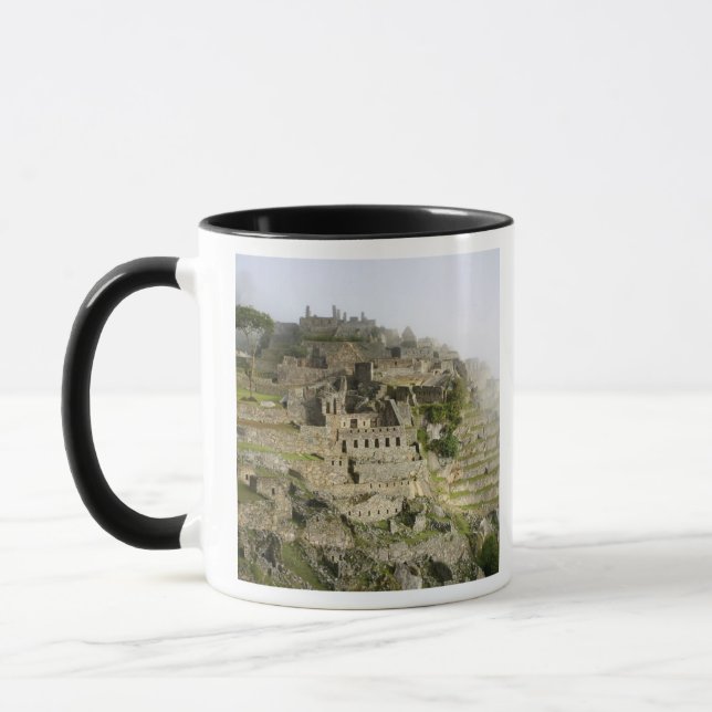 Peru, Machu Picchu. Den antika citadellen Machu Mugg (Vänster)