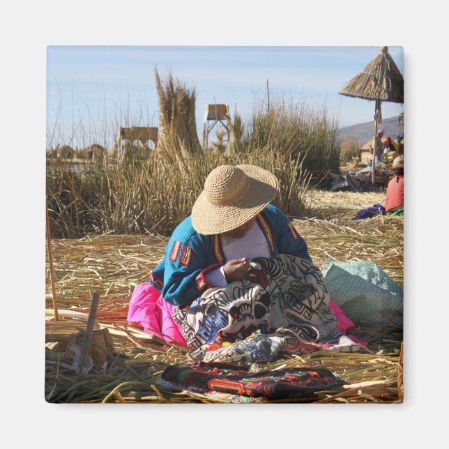Peru Woman Sewing Embroidery Magnet (Framsidan)