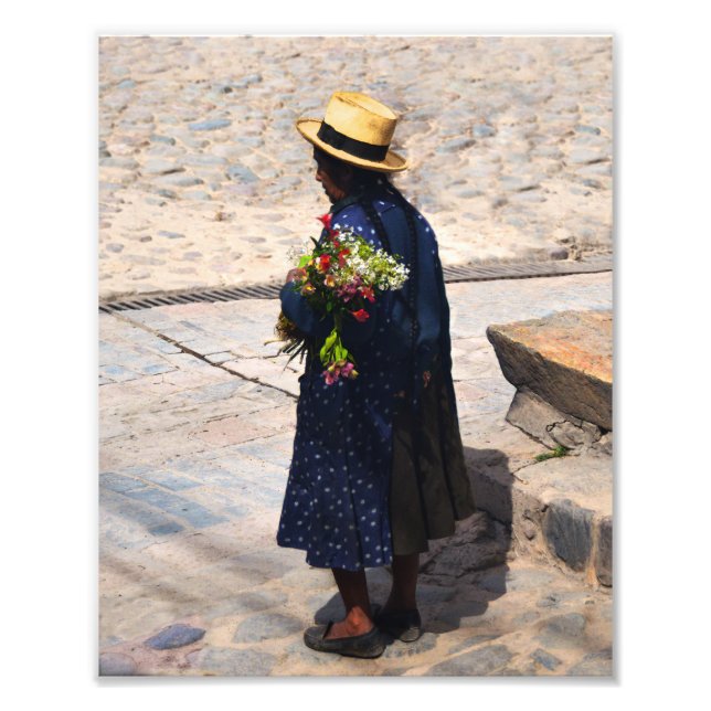 Peruvian Woman Holding Flowers Fototryck (Framsidan)