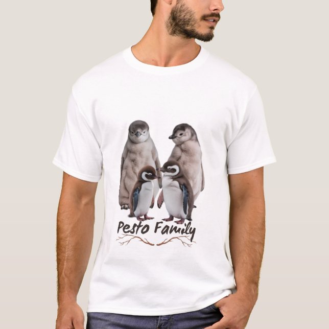 Pesto Penguin Berömd Bird with Family Essentia T Shirt (Framsida)