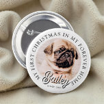Pet är min första jul i hemmet Modern Knapp<br><div class="desc">Design består av modern typografi med sans serif- och serif-teckensnitt. Lägg till ett foto med anpassningsbar av adopterat sällskapsdjur och år.</div>