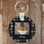 Pet Cat Hund Tass avtryck Black Photo Anpassningsb Nyckelring<br><div class="desc">Den här designen har skapats genom digital grafik. Det kan vara personlig i området att tillhandahålla eller anpassa genom att klicka för att anpassa ytterligare alternativ och ändra namn, initialer eller ord. Du kan också ändra texten färg och stil eller ta bort texten för en bilddesign. Kontakta mig på colorflowcreations@gmail.com...</div>