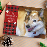 Pet Hund Naughty och Nice Red Black Play Julkort<br><div class="desc">Lägg till ditt lömska men söta hund- eller valpfoto på det här humoristiska julkortet med det roliga uttrycket A LITTLE NAUGHTY MEN MOSTLY NICE accated by hund, red and black buffalo check plaid and your anpassningsbar hälsning (exemplet visar GLAD HELG). ASSISTANS: Om du vill ha hjälp med designändringar eller anpassning,...</div>