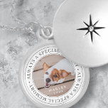 Pet Memorial är alltid ett Speciellt minnesmoderfo Berlockhalsband<br><div class="desc">Den här enkla och klassiska designen består av serif-typografi och lägger till ett anpassningsbar-foto. "Alltid ett speciellt minne"</div>