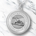 Pet Memorial Borta men inte glömt Modern Photo Silverpläterat Halsband<br><div class="desc">Den här enkla och klassiska designen består av serif-typografi och lägger till ett anpassningsbar-foto. "Borta men inte glömd"</div>