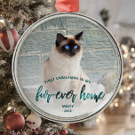 Pet Photo First jul Forever Home Teal Grönt Julgransprydnad Metall<br><div class="desc">Minneshögtidlighålla husets första jul i sitt nya hem med denna vackra moderna keepsaksprydnad. I texten står det "Första julen i mitt päls-i-hem" med ord "päls-nånsin-hem" i elegant teal grönt faux foil-skript. Ersätt exempelbilden med ett foto av katten eller hund och lägg till namn och året i tesal sans serif-teckensnitt. Ett...</div>