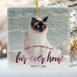 Pet Photo First jul Home Burgundy Julgransprydnad Keramik<br><div class="desc">Fira ditt husdjurs första jul i sitt nya hem med denna vackra moderna keepsaksprydnad. I texten står det "Första julen i mitt hem päls-någonsin" med ord "päls-nånsin hem" i elegantens burgundi-faux-folie. Ersätt exempelbilden med ett foto av katten eller hund och lägg till namn och året i ett burgundsserif-teckensnitt. Ett vitt...</div>