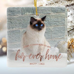 Pet Photo First jul Home Ro Guld Julgransprydnad Keramik<br><div class="desc">Minneshögtidlighålla husets första jul i sitt nya hem med denna vackra moderna keepsaksprydnad. I texten står det "Första julen i mitt päls-i-hem" med ord "päls-någonsin-hemmet" i fotopapperet i ro guld. Byt ut exempelbilden mot ett foto av katten eller hund och lägg till namn och året i ro-färgadens sans serif-teckensnitt. Ett...</div>