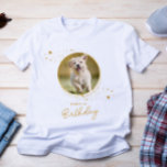 Pet Photo Guld Stars Hund Birthday Personlig T Shirt<br><div class="desc">Puppy Pawty! Lägg till den avslutande pekfingret till din valp eller hundar-födelsedag med det här foto av guld anpassningsbar och party-skjortor av glitter-stjärnor. Lägg till din valps favoritfoto och anpassa dig med namn, födelsedagsdag! Se uppsättningen med valvfödelsedagskalender för matchande födelsedagsinbjudningar, party-dekor, favoriter och presenter. COPYRIGHT © 2020 Judy Burrows, Black...</div>