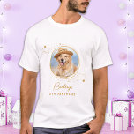 Pet Photo Guld Stars Personlig Hund Birthday T Shirt<br><div class="desc">Puppy Pawty! Lägg till den avslutande pekfingret till din valp eller hundar-födelsedag med det här foto av guld anpassningsbar och party-skjortor av glitter-stjärnor. Lägg till din valps favoritfoto och anpassa dig med namn, födelsedagsdag! Se uppsättningen med valvfödelsedagskalender för matchande födelsedagsinbjudningar, party-dekor, favoriter och presenter. COPYRIGHT © 2020 Judy Burrows, Black...</div>