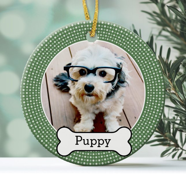 Pet Photo with Hund Bone - grönt polka dots Julgransprydnad Keramik (A fun pet ornament with a green polka dot border with a dog bone area for the pet name)