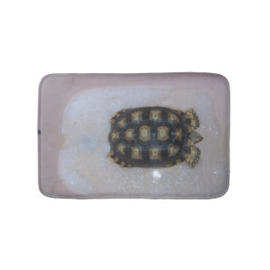 Pet Sulcata i Rosa Tub som tar bubbelbad Badrumsmatta